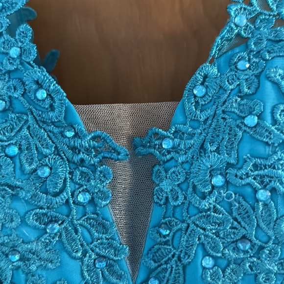 V-neck Bridesmaid Dress - Picture 3 of 9